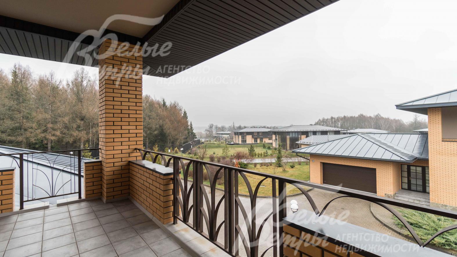 Вид с балкона на лес и поселок