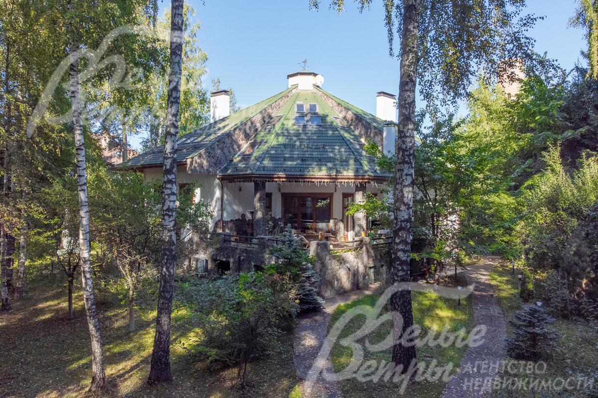 Разбит газон, организовано парадное и повседневное освещение