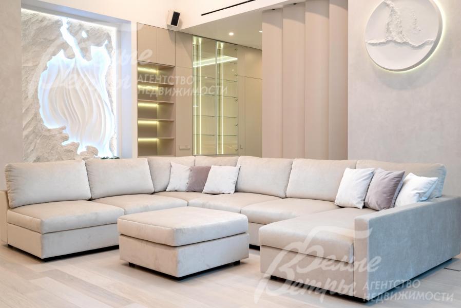 Уютная диванная группа идеально сочетается с цветовой палитрой стен и общим дизайном помещения