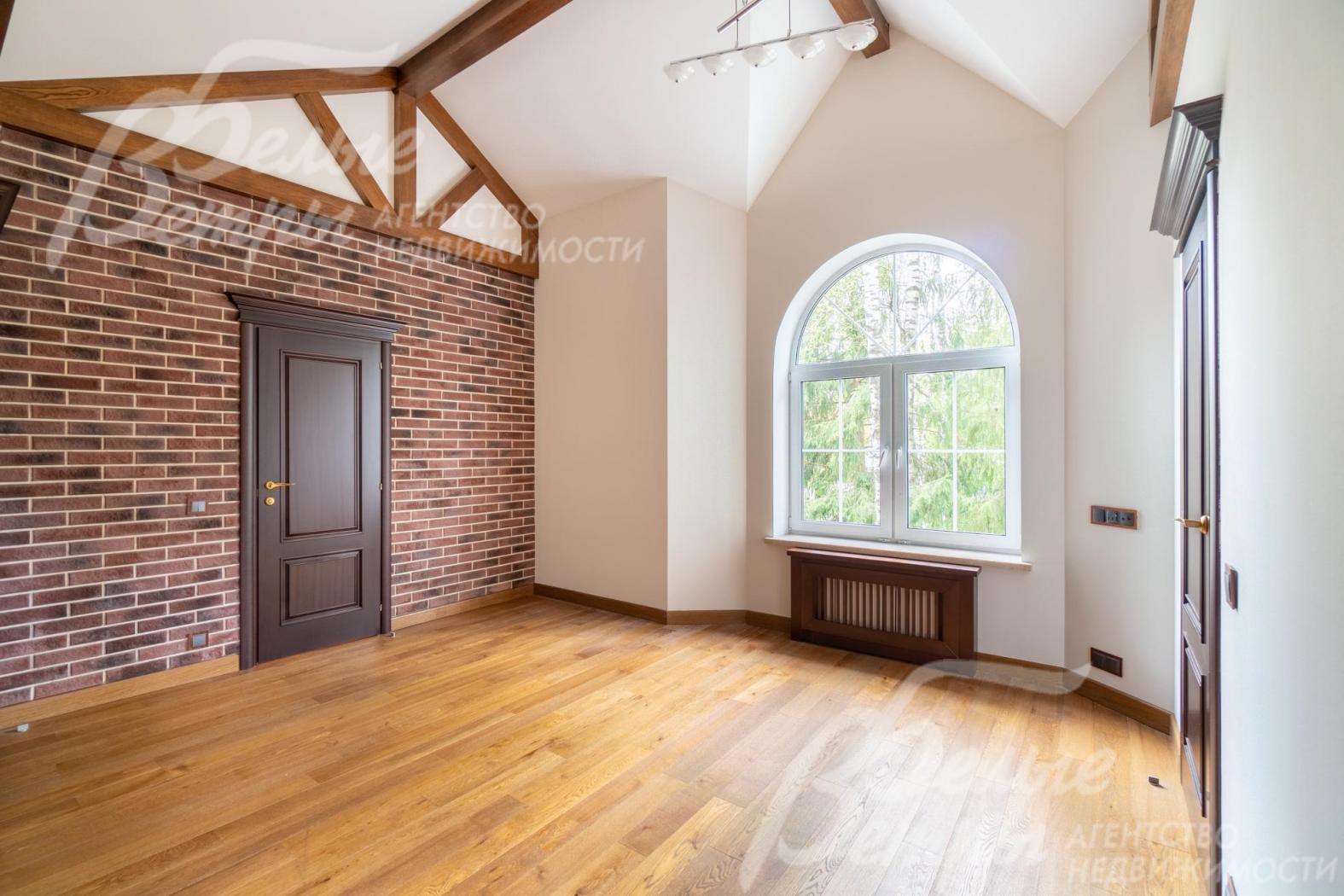 Холл пристройки-флигеля с массивными декоративными балками и отдельным входом