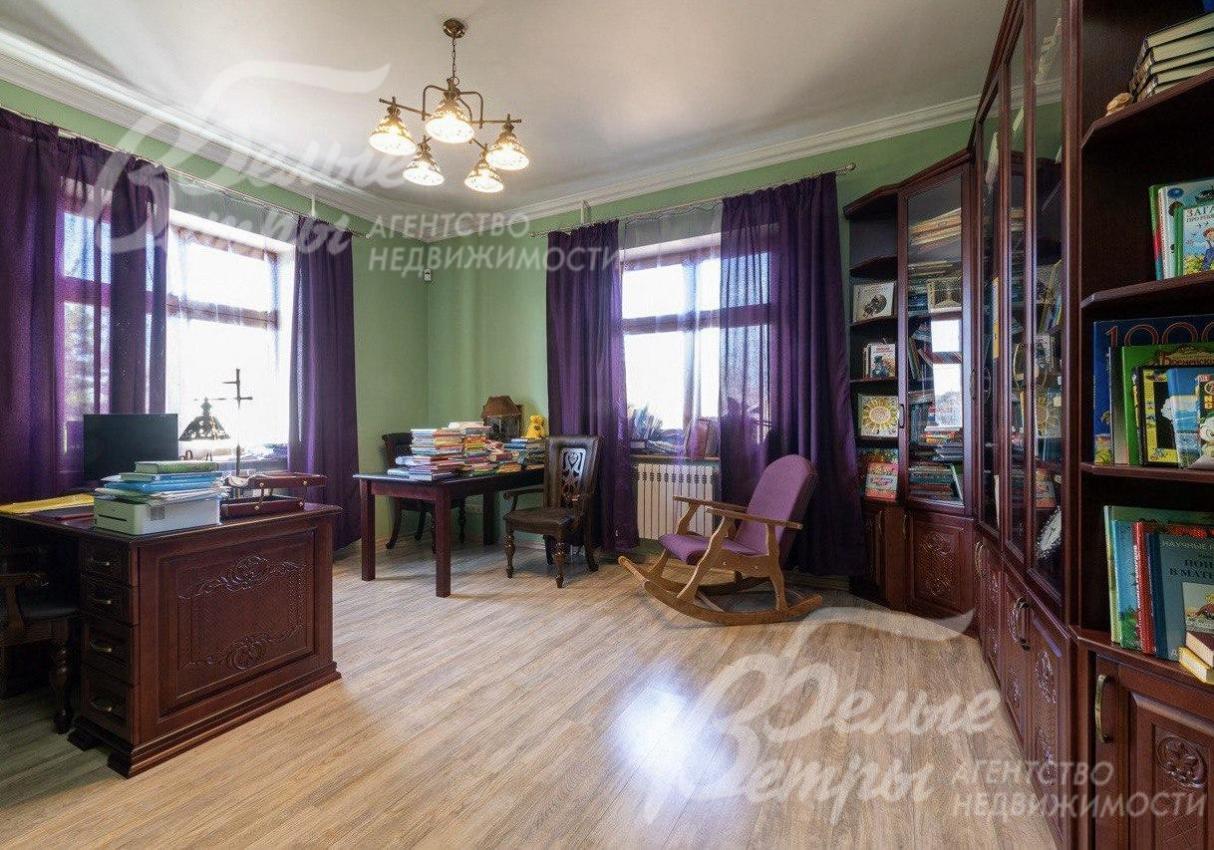 Кабинет 20.4 кв.м на 1ом этаже дома.