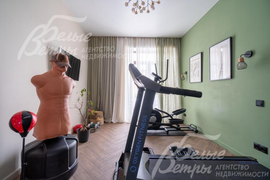 В комнате на первом этаже на южной стороне дома есть тренажеры