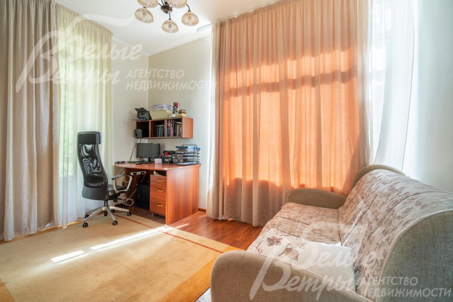 Спальня-кабинет на первом этаже - полностью меблирована