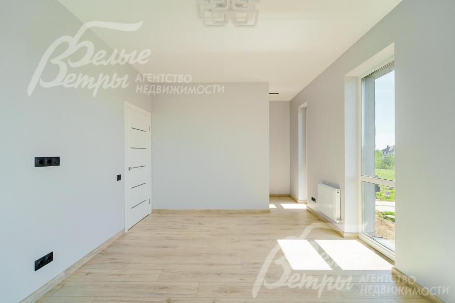 На стенах обои