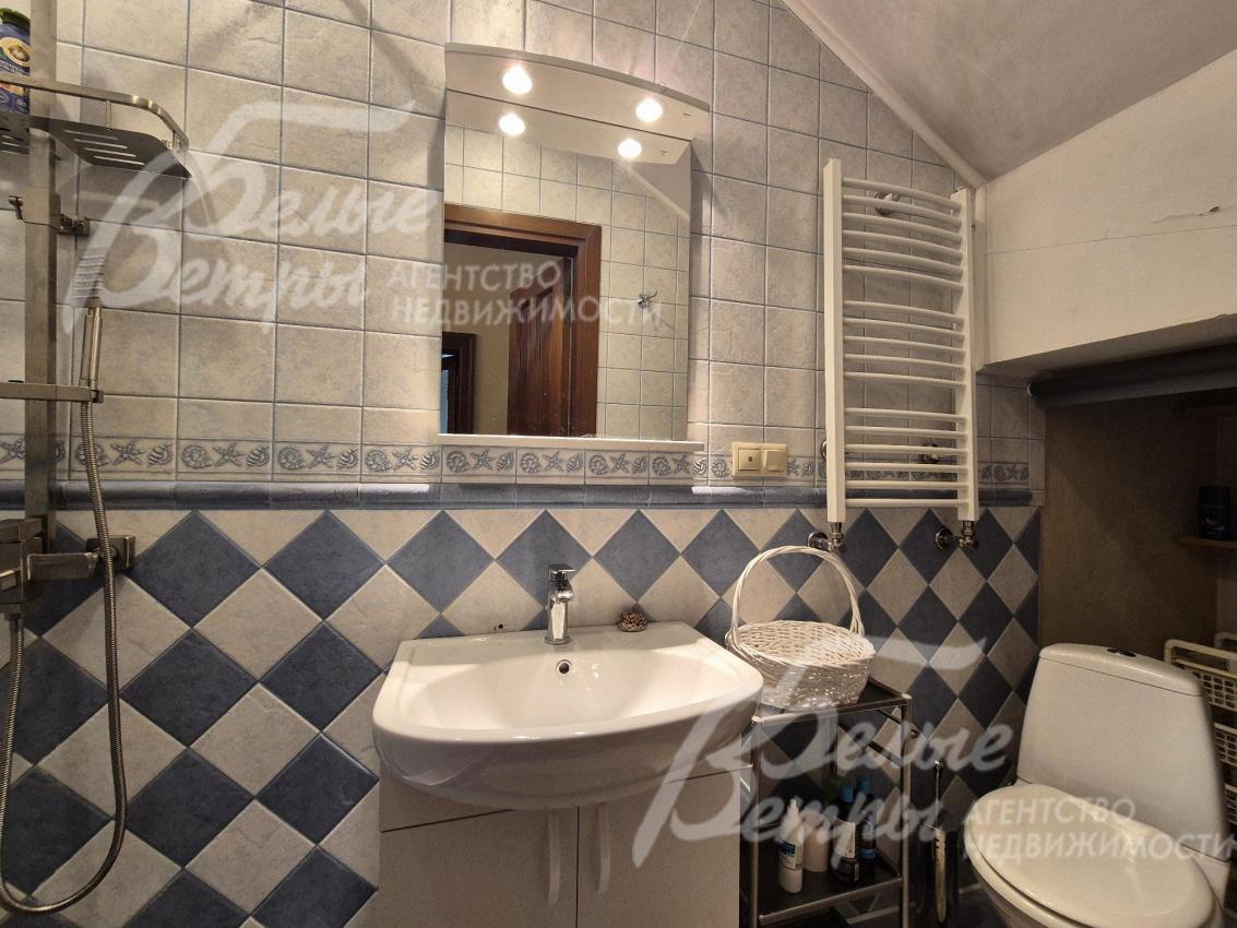 Санузел с душевой на первом этаже