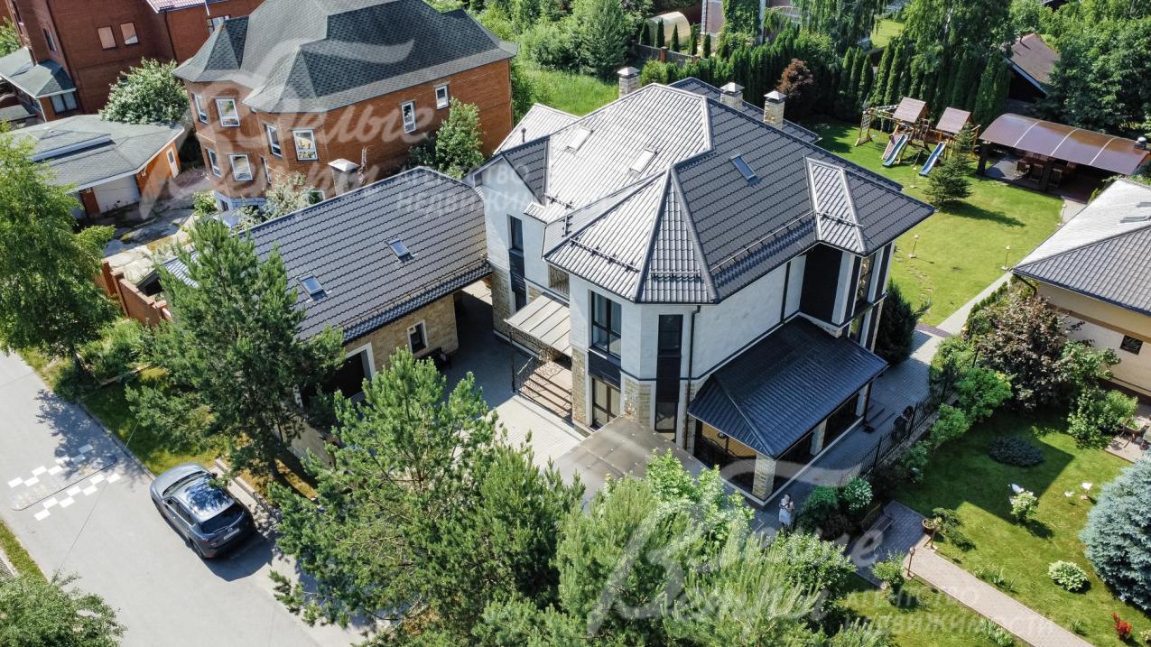 Фасад забора выполнен в едином стиле с домом (отделка дагестанским камнем), установлены автоматические ворота