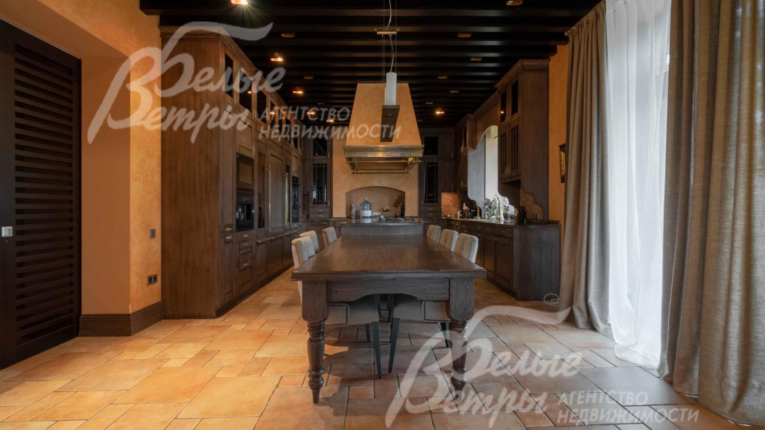 Кухня-столовая с выходом на крытую террасу