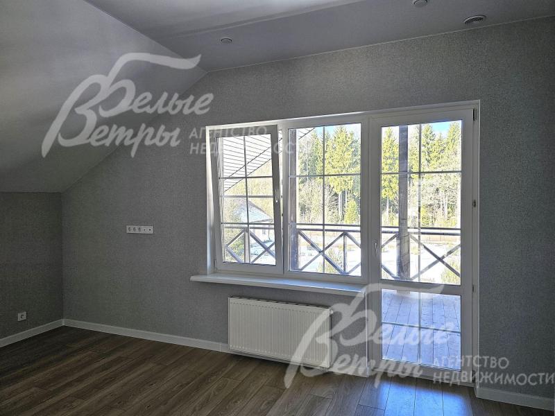 Спальня 2го этажа с выходом на балкон.