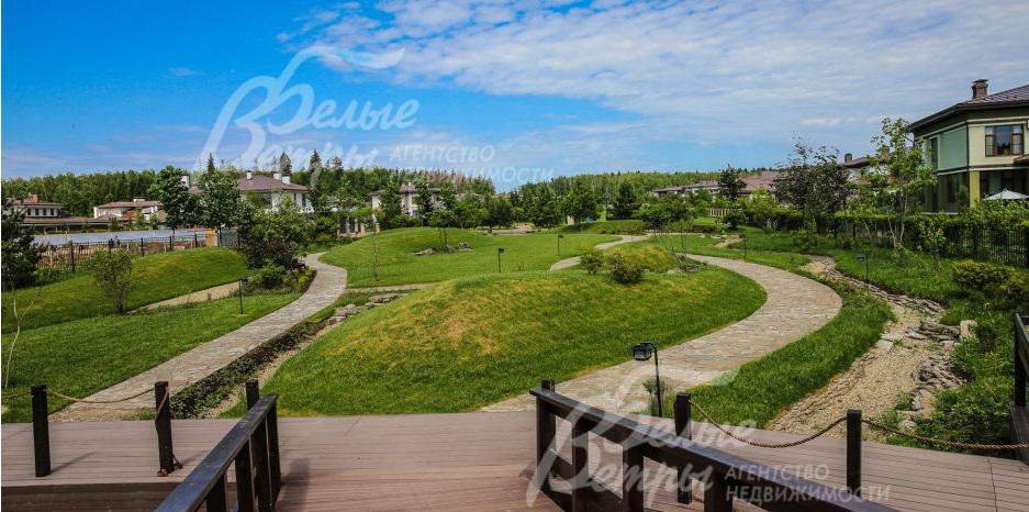 Поселок оснащен прогулочными зонами для терренкура.