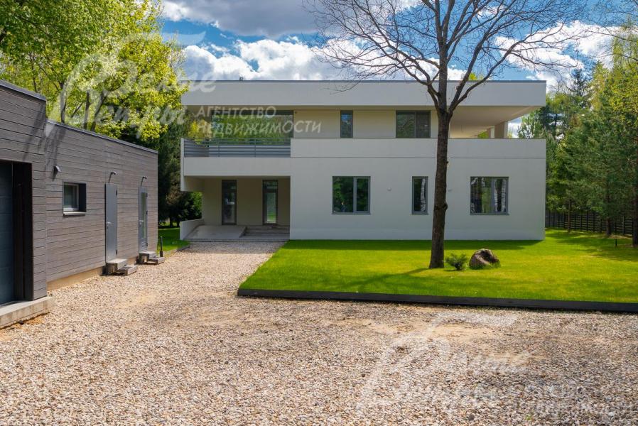 На участке расположен гараж на 2 м/м с квартирой персонала