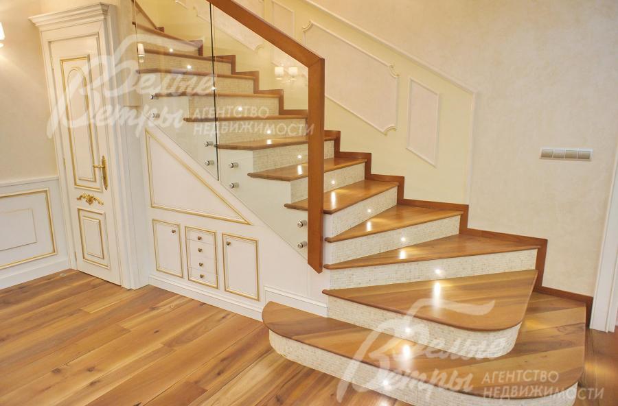 Холл-прихожая в основном доме