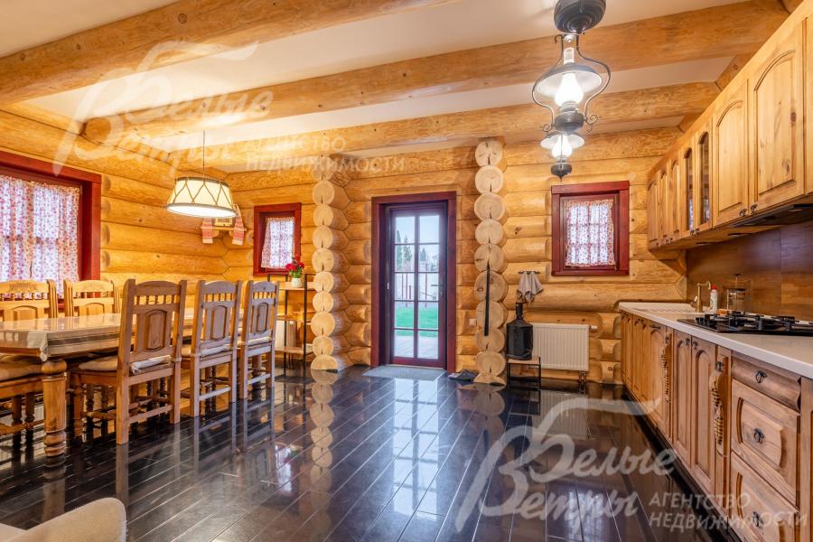 Стены и вся мебель в доме – из натурального дерева, пол на 1-м этаже - с подогревом