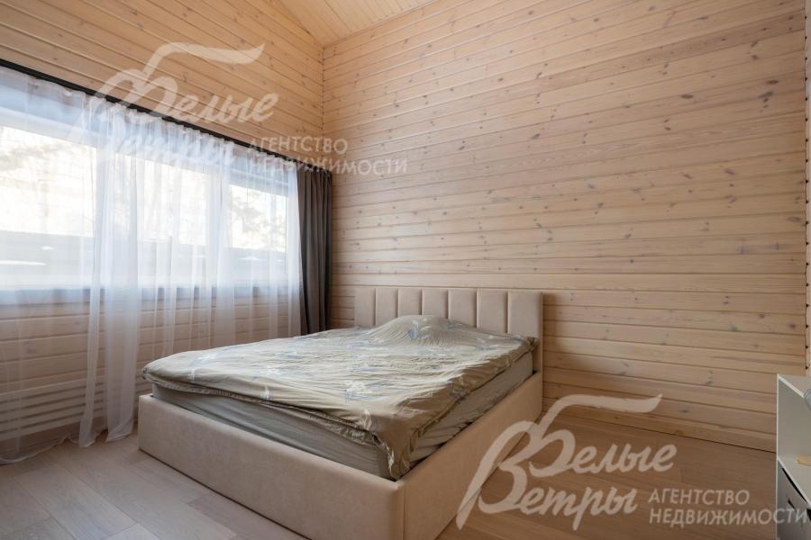 В одной из спален есть антресоль (подъём по лестнице) - кровать расположена на "втором этаже"