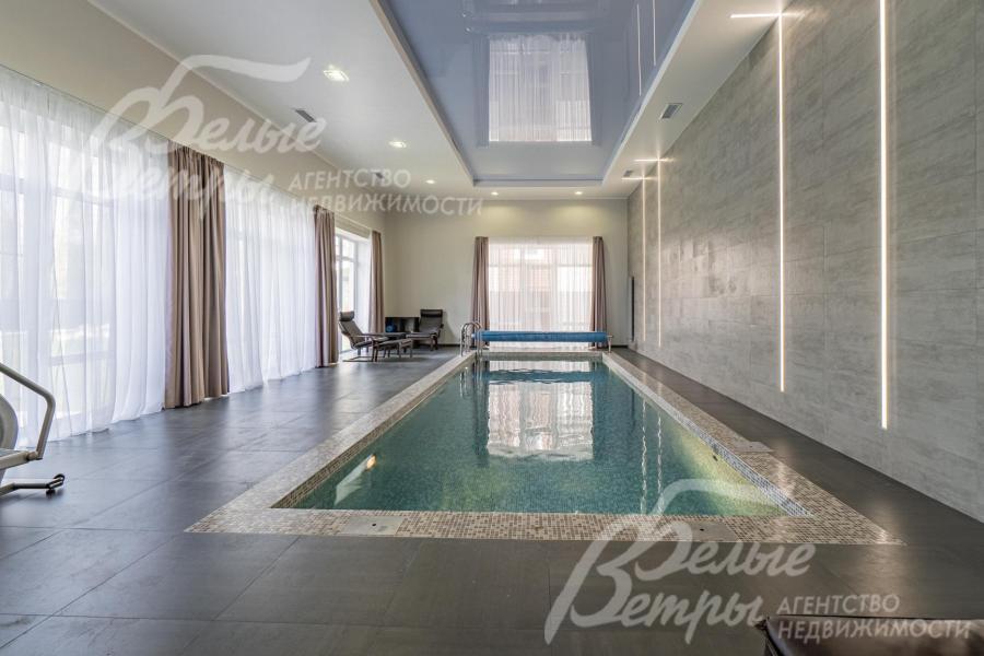 Бассейн скиммерный размерами 8х3 м, глубиной 1-1.7 м