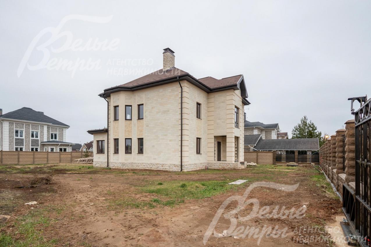 Участок расположен в начале коттеджного посёлка, в тихой зоне, где не слышно дорожного шума