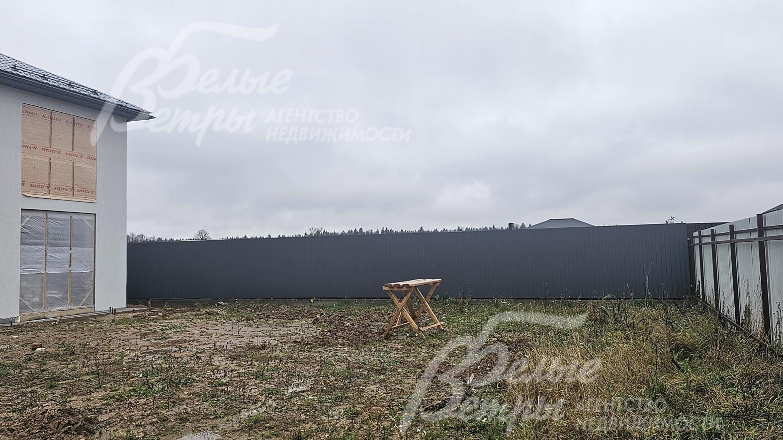 Участок освобождён от деревьев и выровнен - подготовлен для ландшафтных работ и дальнейшего строительства