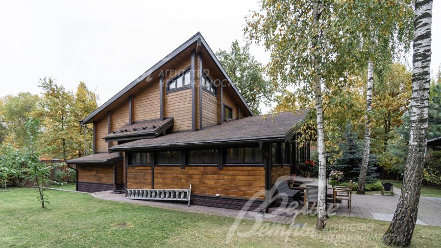 Деревянный дом из клееного бруса в охраняемом коттеджном поселке Берёзы