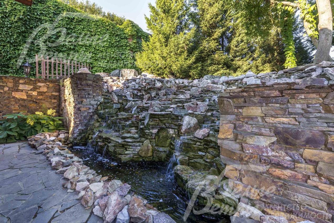 Водный каскад с каменистым гребнем