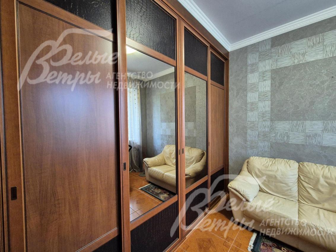 Большая гардеробная комната при входе в дом