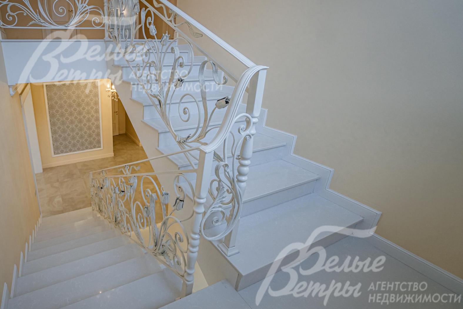 Лестница на монолитном основании, ширина 1 метр, кованое ограждение, ступени из камня