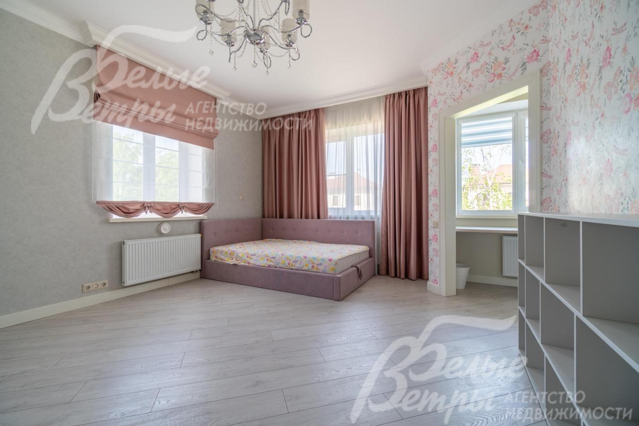 Просторная спальня 18 кв.м на втором этаже, с тремя окнами, мебелью и декором и собственным миникабинетом-гардеробной