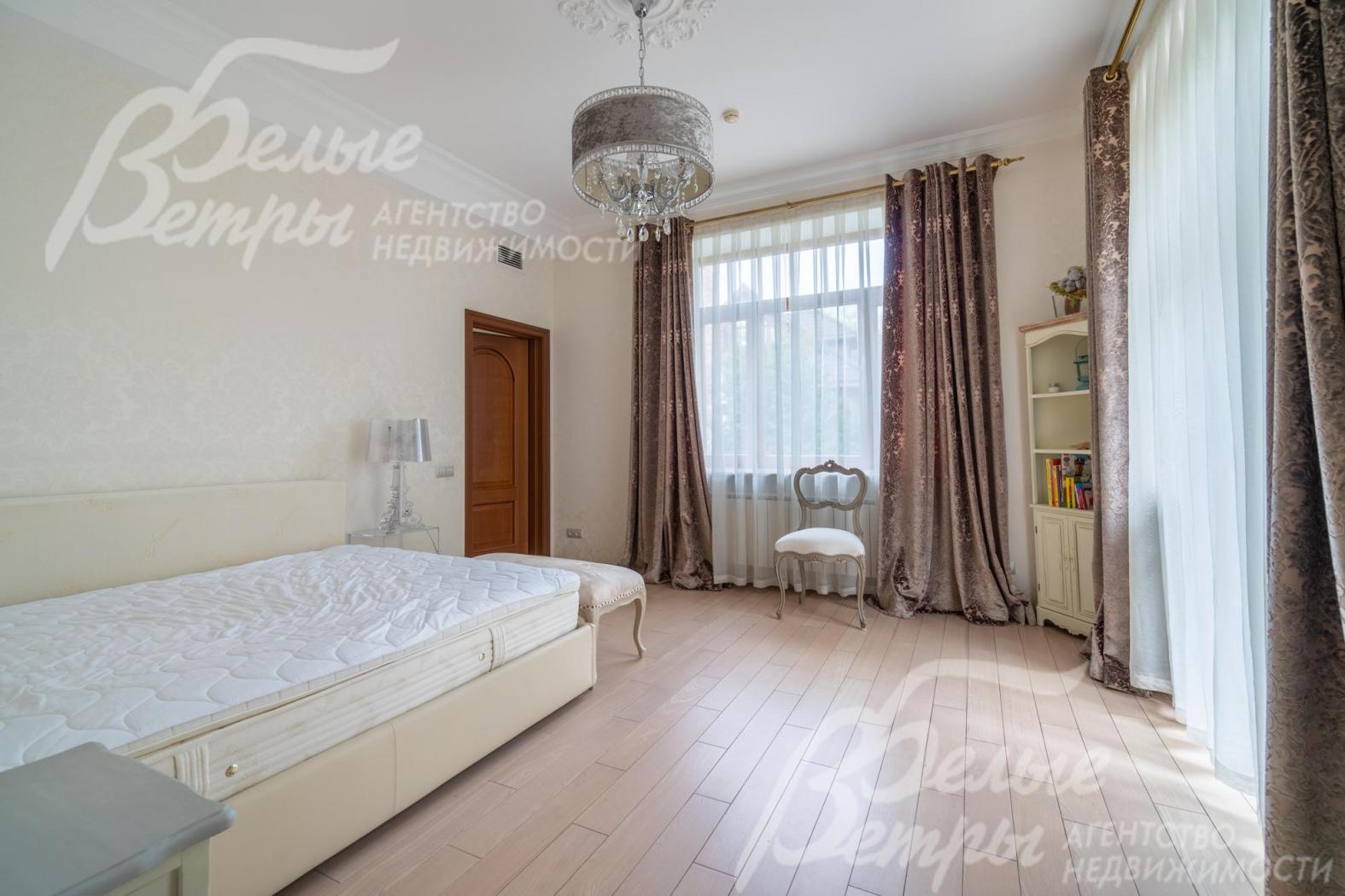 Светлая спальня на втором этаже