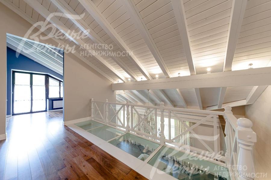 Стеклянный пол у лестницы в холле второго этажа