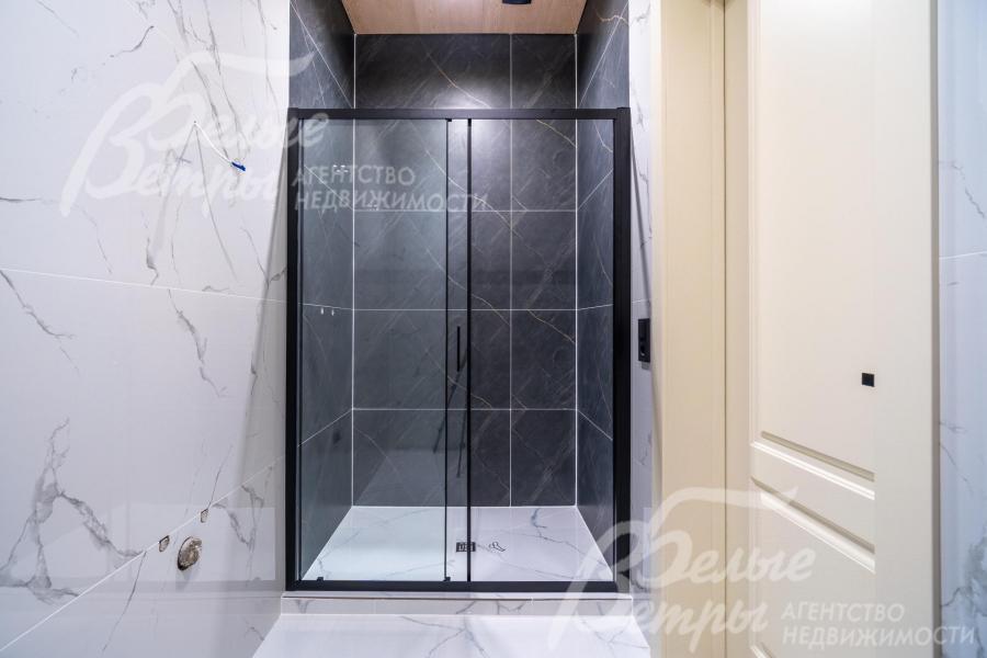 Оформление стен санузла и душевой кабины - контрастной плиткой под мрамор