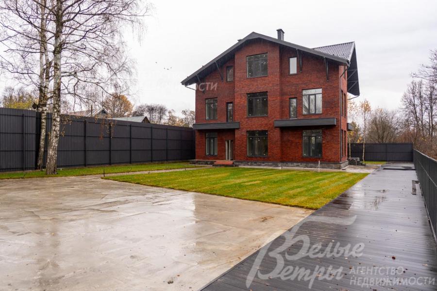 Парковка для 4-6 автомобилей на территории участка – на бетонном основании