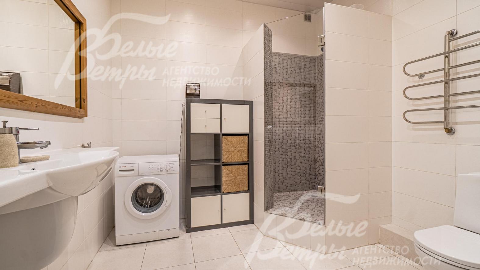 Санузел с душевой на первом этаже