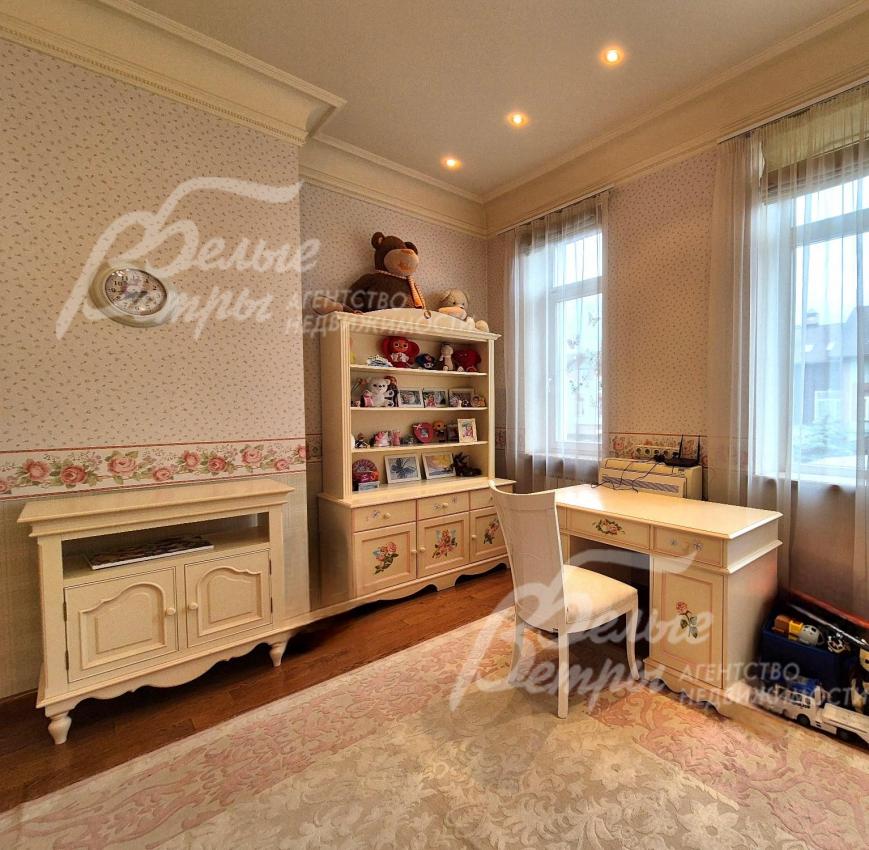 Детская спальня с рабочим местом.