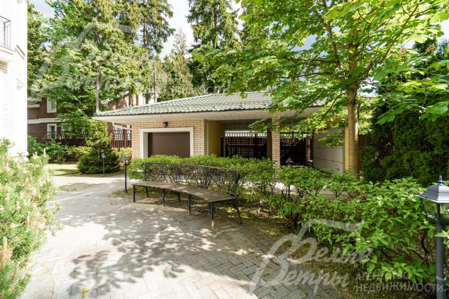 Навес для авто, к нему примыкает хозблок с генератором