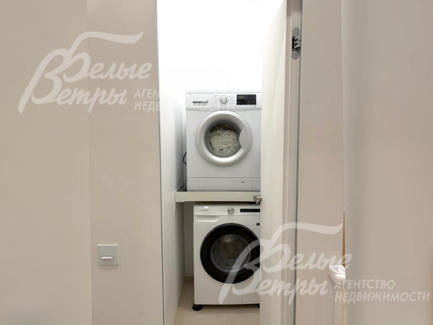 На первом этаже есть постирочная, оборудованная сушильной и стиральной машинами