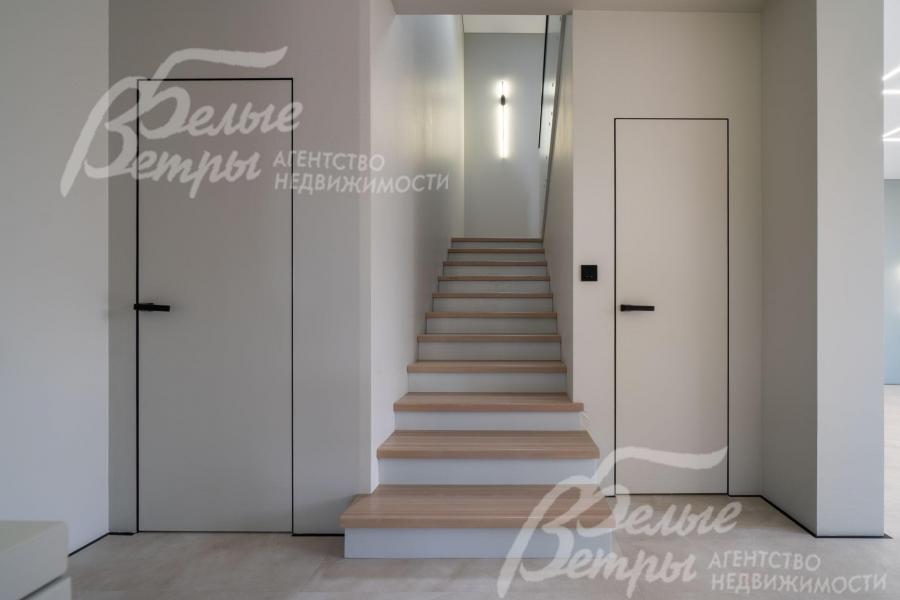 На второй этаж ведёт монолитная лестница, ступени отделаны лиственницей