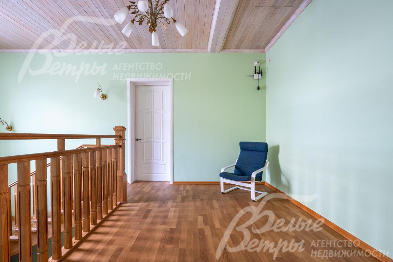 Холл второго этажа с галереей, на полу - паркет, стены покрашены