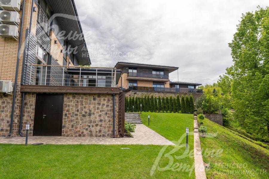 Под террасой - холодный подвал. Крыша, стены и входная дверь утеплены