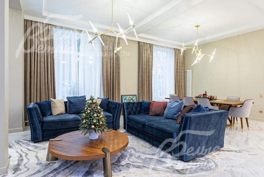 Уютная гостиная с диванами