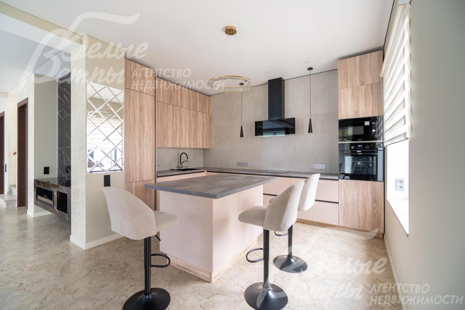 Остров с барными стульями создаёт дополнительное функциональное пространство на кухне