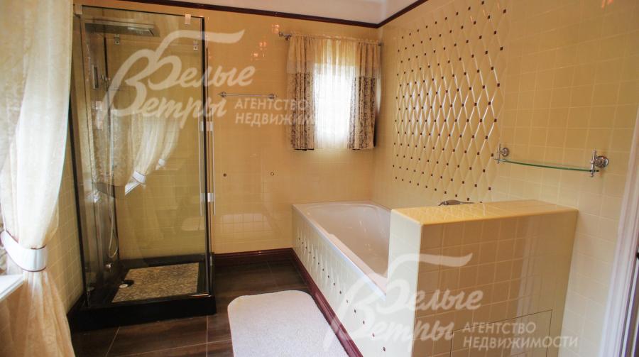 В с/у душевая кабина и ванна с гидромассажем.