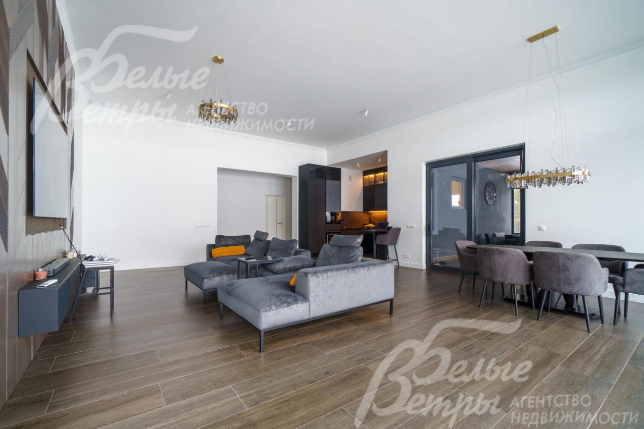 Из Столовой выход на застекленную террасу с камином и выходом к озеру.