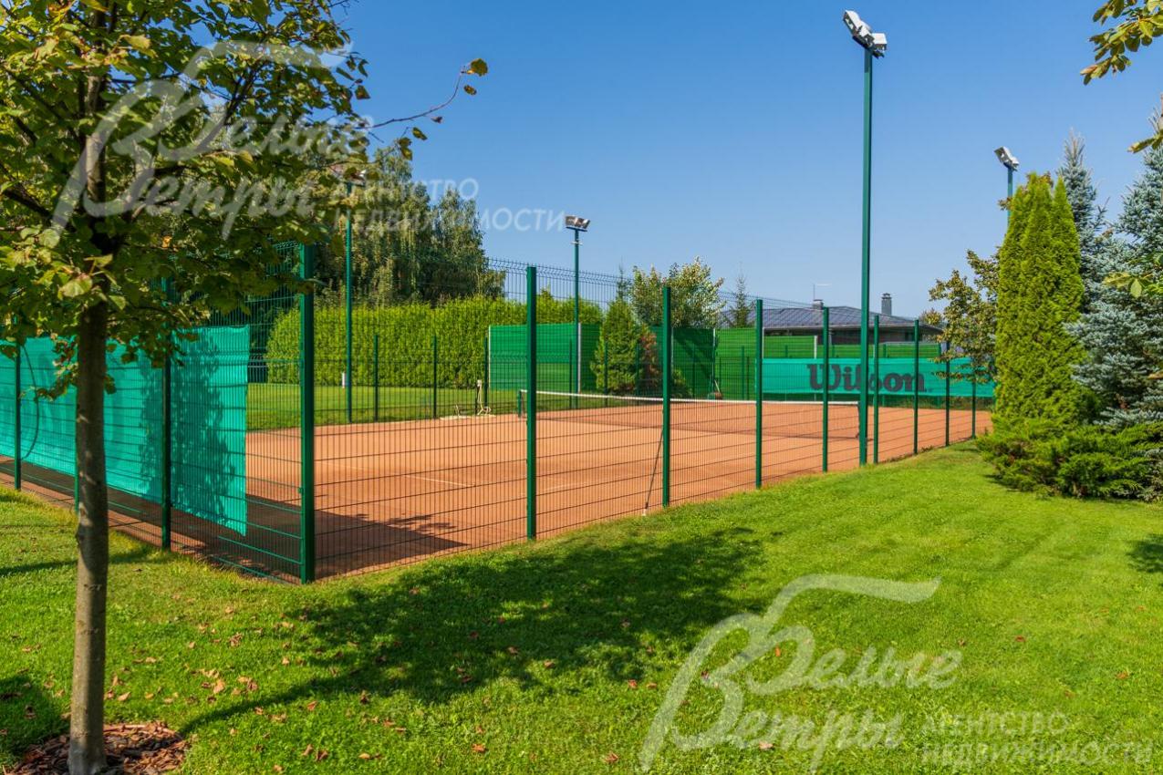 Грунтовый теннисный корт