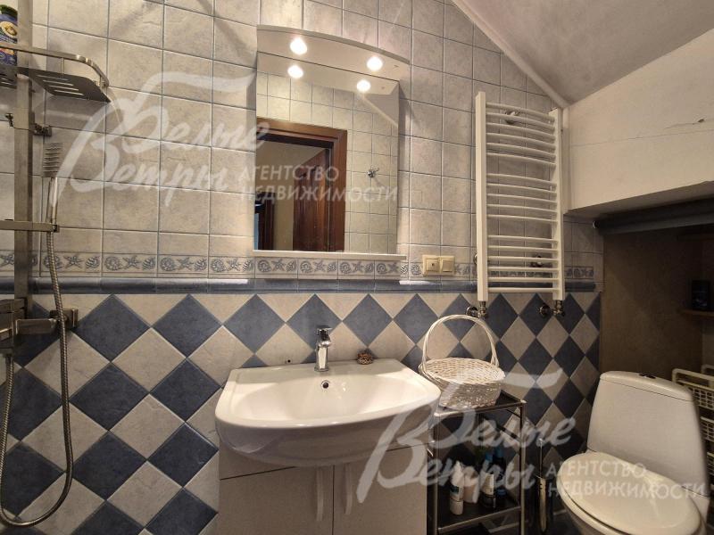 Санузел с душевой на первом этаже