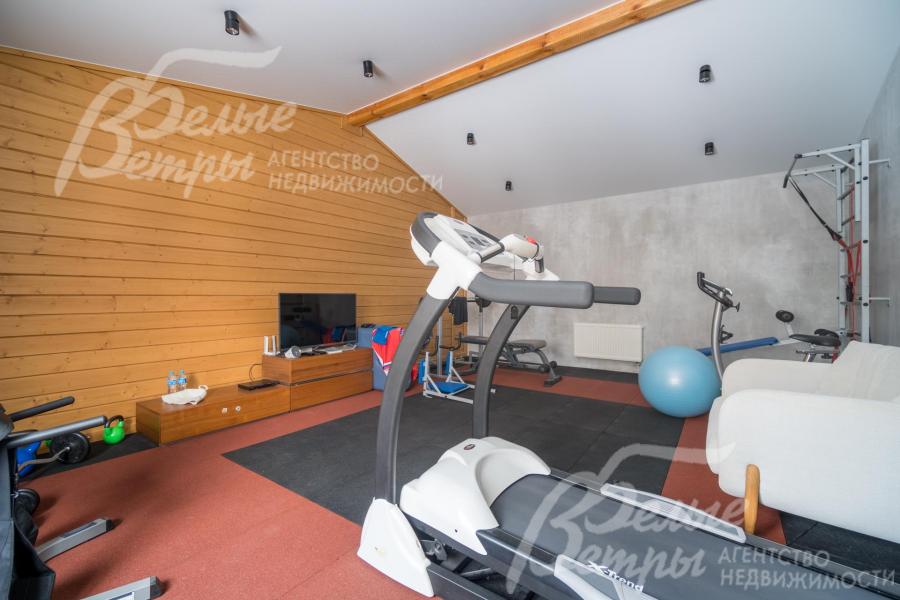 Спортивный зал с тренажёрами и спортинвентарём