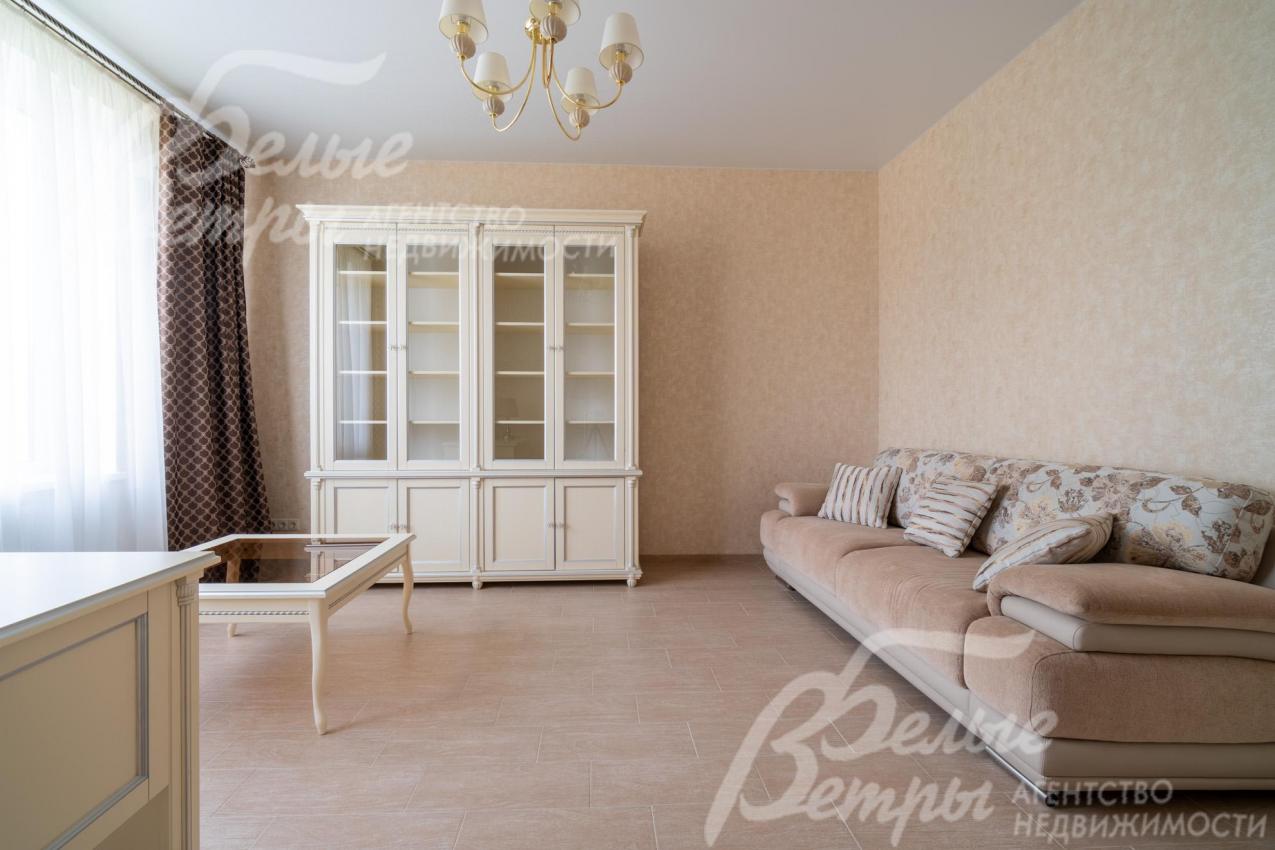 Кабинет на 1-м этаже с диваном, стеллажом и письменным столом, может быть переоборудован под спальню