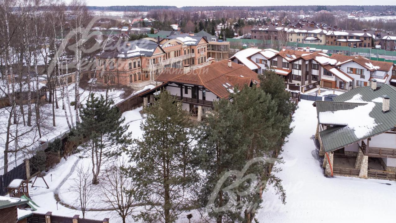 Участок правильной формы находится на второй линии на границе поселка