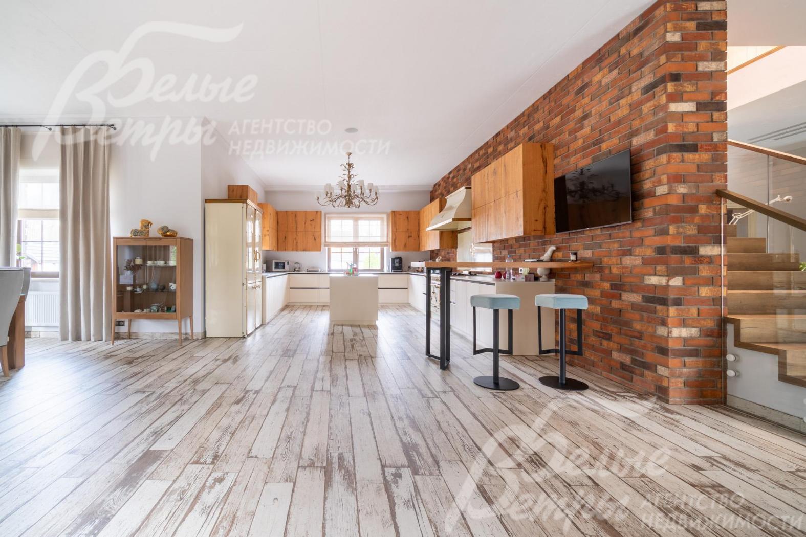 На полу в зоне кухни, столовой и гостиной - премиальный керамогранит с имитацией некрашеной состаренной доски