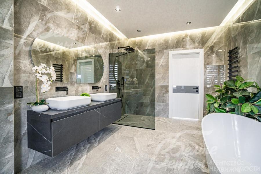 На стенах в санузлах - керамогранит