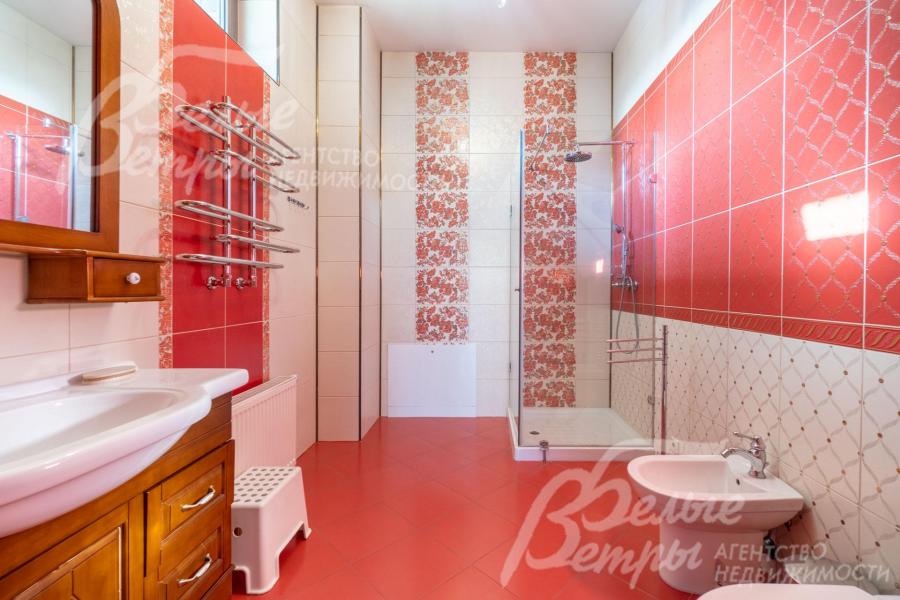 Санузел при четвёртой спальне с душевой