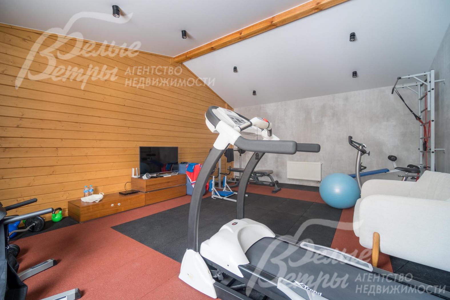 Спортивный зал с тренажёрами и спортинвентарём