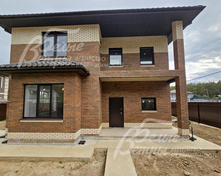 На втором этаже дома - балкон, с которого открывается панорамный вид на лес